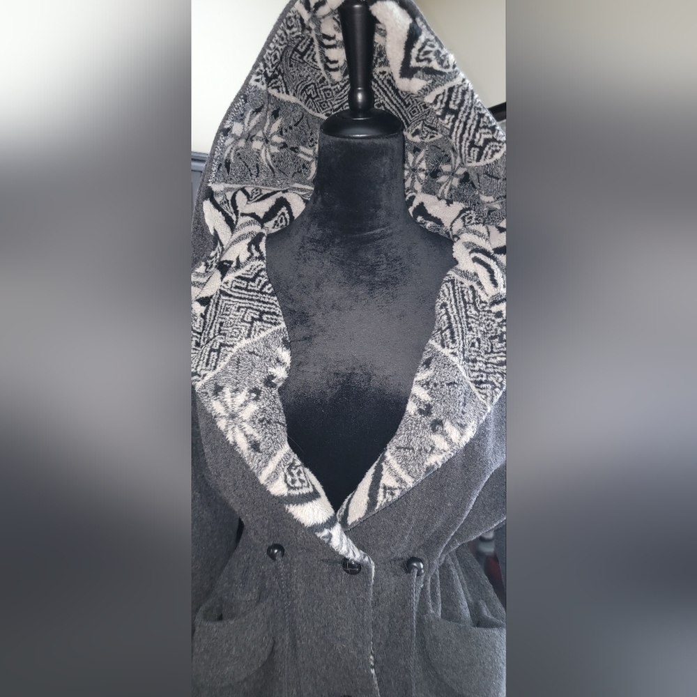 Sinched waist. Oversized hood. - Picture 4 of 14